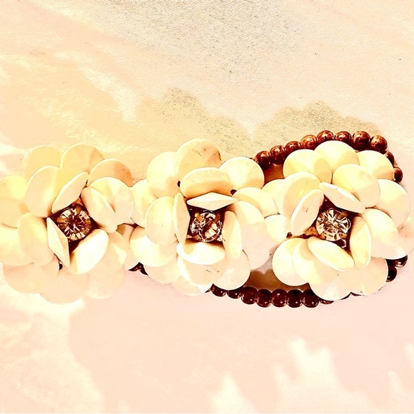 ✅⬇️50%Off🙃Bracelet RETRO 4 Flowers, Gold Metal/Stretch 6"-8" uniquely beautiful - Picture 6 of 9